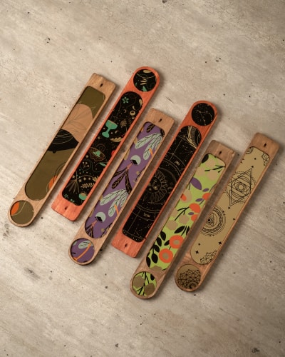 Porte-encens en bois (motif aléatoire. Laisse toi porter !)