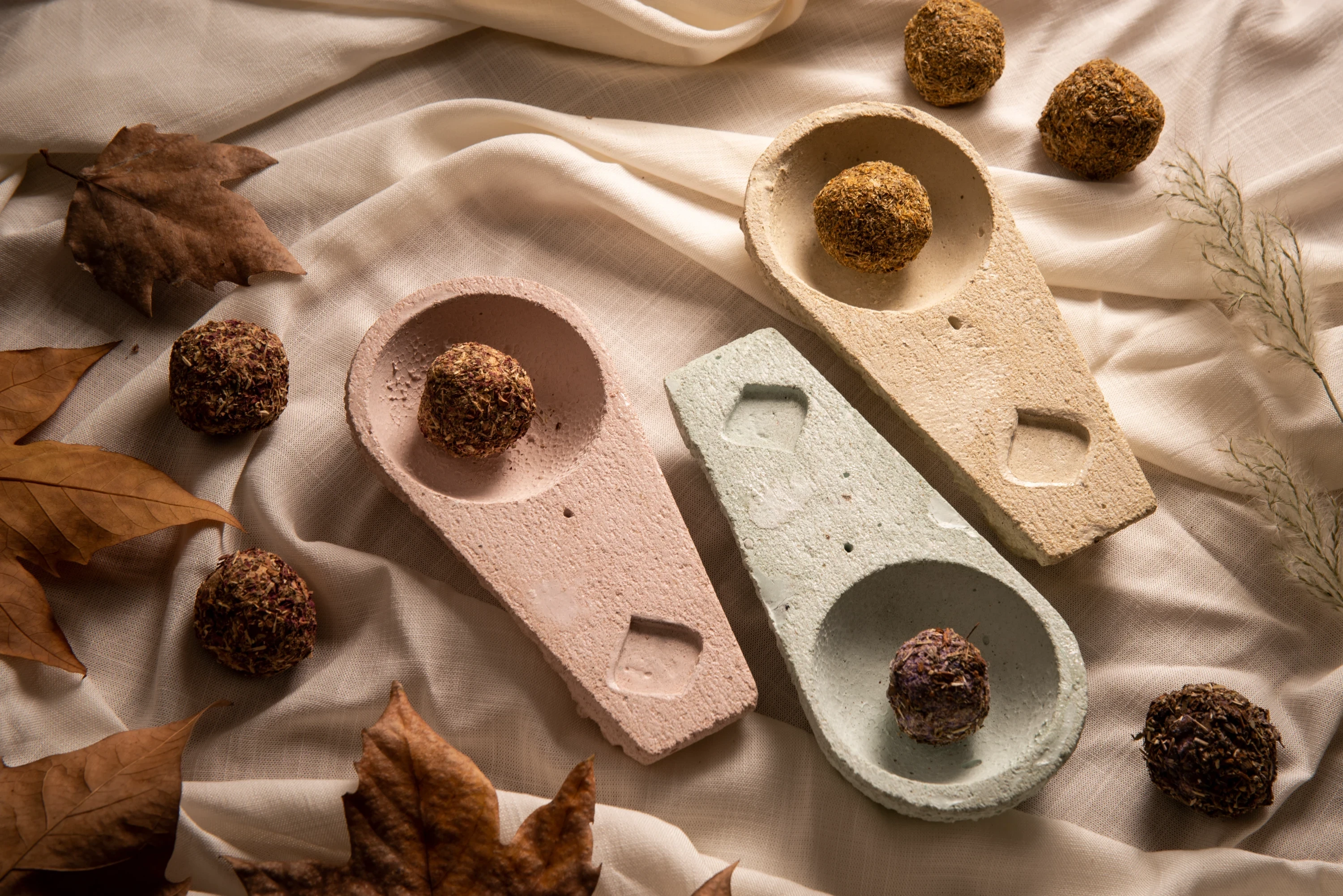 Porte encens traditionnel en ciment