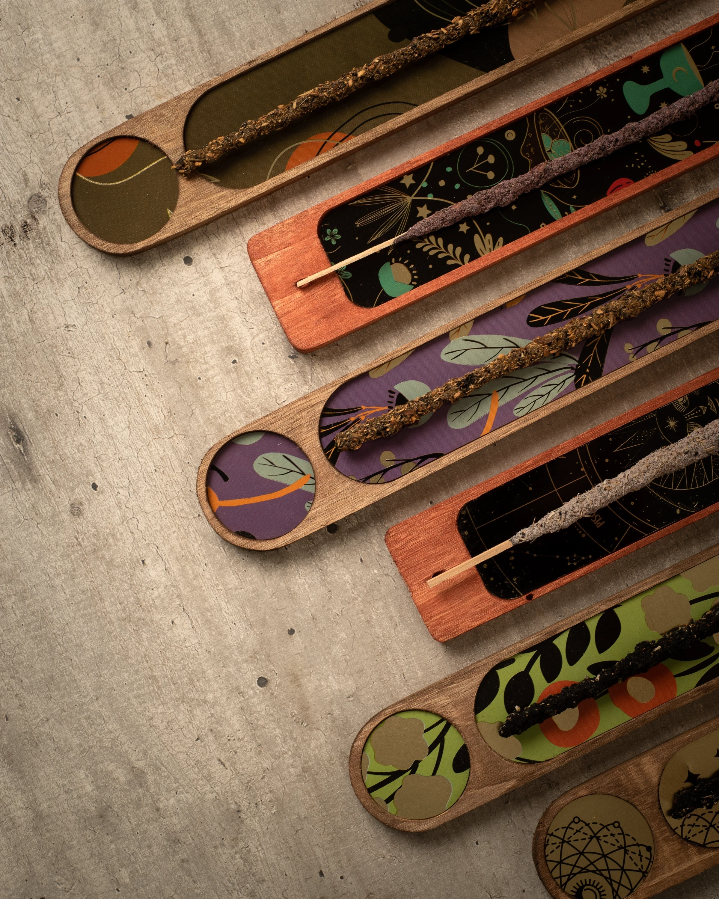 Porte-encens en bois (motif aléatoire. Laisse toi porter !)