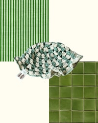 Bob bébé en tissu crocheté vert et blanc, suspendu devant un décor géométrique composé de rayures verticales et de carreaux verts.
