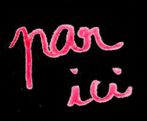 Inscription manuscrite rose sur fond pixélisé noir et blanc indiquant par ici ! avec un point d'exclamation.