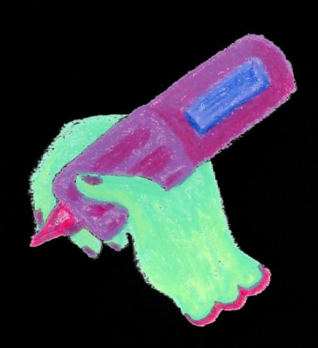 Dessin au pastel montrant une main vert clair tenant un stylo ou un feutre violet avec un capuchon bleu, sur un fond blanc.