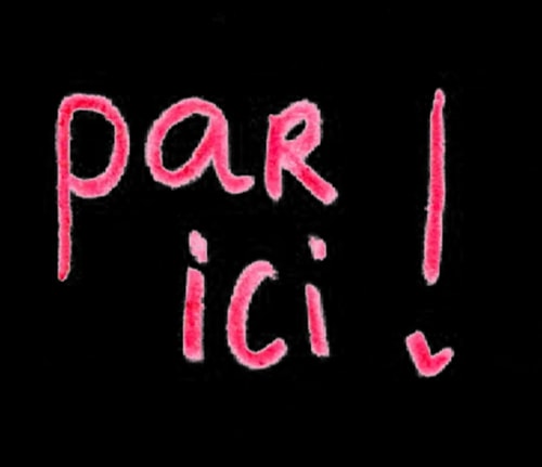 Inscription manuscrite rose sur fond pixélisé noir et blanc indiquant par ici ! avec un point d'exclamation.