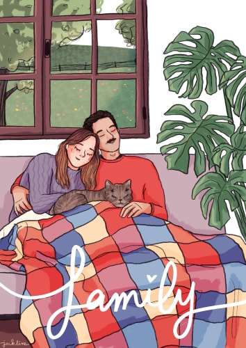 Un couple et leur chat se reposent ensemble sous une couverture à carreaux colorés devant une fenêtre, avec une grande plante verte à côté. Le mot « Family » est écrit en blanc au premier plan.
