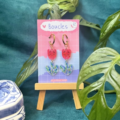 Illustration colorée d'une famille : un homme à lunettes, une femme en robe de mariée, leur jeune fille couronnée de fleurs et leur chien, devant un bouquet de fleurs.