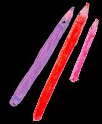 Trois crayons de couleur dessinés à la main, de teintes violette, orange et rose, inclinés parallèlement sur un fond blanc.