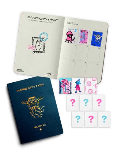 Un carnet ouvert et un passeport bleu marine « Paris City Pop » accompagnés de plusieurs vignettes illustrées et de cartes avec des points d'interrogation.