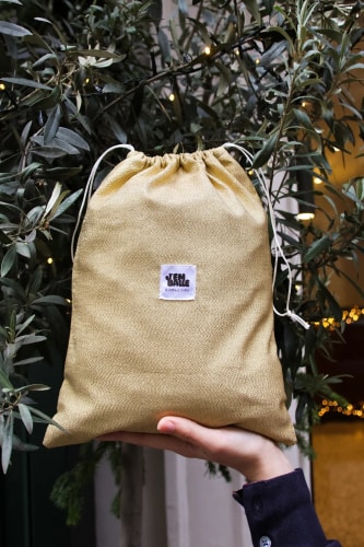 pochon-cadeau réutilisable j'emballe de couleur dorée qui permet d'emballer les cadeaux sans déchets