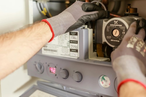 Chaudière gaz en panne : que faire avant d’appeler un chauffagiste à Paris ?