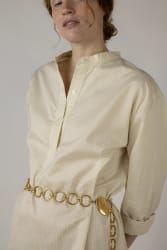 Gros plan sur le buste de la liquette poussin de la marque Christine Mercadier portée avec une ceinture vintage dorée