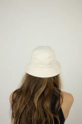 Christine Mercadier portant le bob cloche écru de la marque