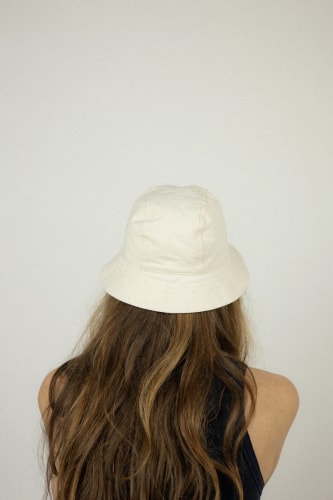 Christine Mercadier portant le bob cloche écru de la marque