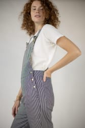 Gros plan sur la chemise et les bracelets en perles de la marque Christine Mercadier