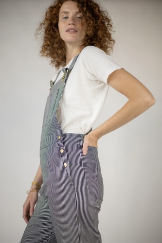 Gros plan sur la chemise et les bracelets en perles de la marque Christine Mercadier