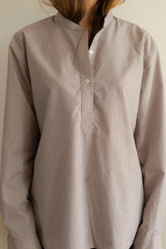 Christine Mercadier portant la chemise bleue de la marque