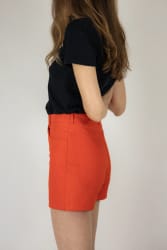Christine Mercadier de dos portant le short rouge coquelicot de la marque