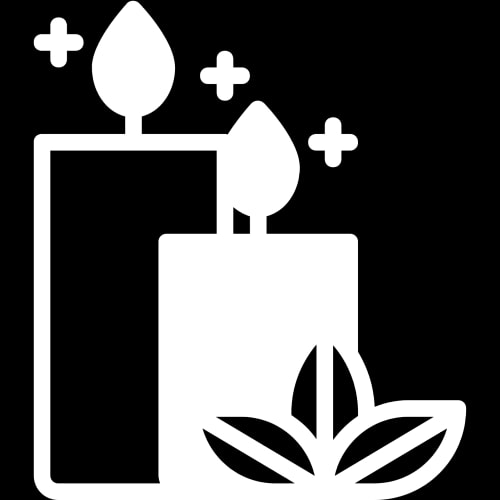 Deux bougies blanches avec des feuilles vertes en dessous, pour illustrer le fait de confier la création d'une ambiance à Inès Home Design