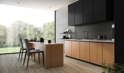 Une cuisine moderne avec des meubles en bois et des armoires noires, une table en bois et des chaises, et une vue sur un jardin verdoyant à l'extérieur, pour représenter la cuisine Feng Shui