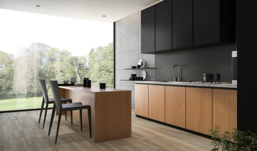 Une cuisine moderne avec des meubles en bois et des armoires noires, une table en bois et des chaises, et une vue sur un jardin verdoyant à l'extérieur, pour représenter la cuisine Feng Shui