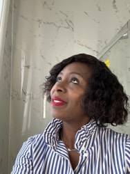 Portrait photo d'Inès, créatrice d'Inès Home Design et décoratrice d'intérieur.