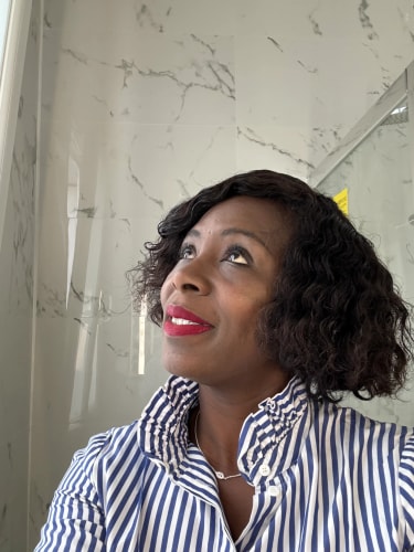 Portrait photo d'Inès, créatrice d'Inès Home Design et décoratrice d'intérieur.