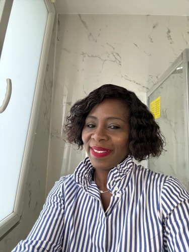 Portrait photo d'Inès, créatrice d'Inès Home Design et décoratrice d'intérieur