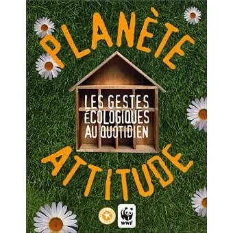 Couverture du livre Planète Attitude, avec un affichage avec le texte "PLANÈTE ATTITUDE" en lettres orange, et "LES GESTES ÉCOLOGIQUES AU QUOTIDIEN" à l'intérieur d'une petite maison en bois sur un fond de gazon vert parsemé de fleurs blanches.
