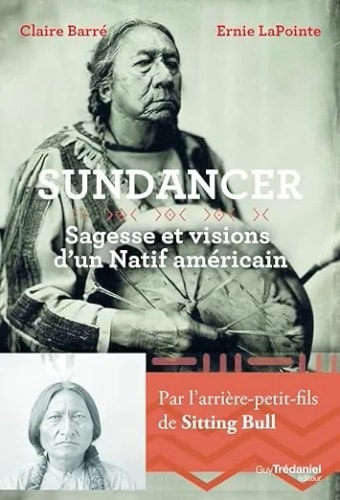 Couverture du livre "Sundancer : Sagesse et visions d'un Natif américain" par Claire Barré et Ernie LaPointe, présentant un homme en tenue traditionnelle et un portrait en noir et blanc d'une femme, avec des motifs graphiques en bas de page.