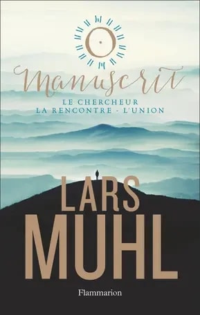 Couverture du livre "Manuscrit" de Lars Muhl, avec un paysage de montagnes et de nuages dans des tons de bleu et de vert.