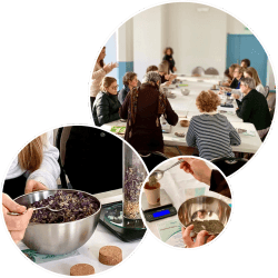 Atelier de cuisine avec des participants autour d'une table, mélangeant des ingrédients dans un bol et pesant des ingrédients sur une balance.