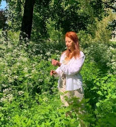 Corinne Duverger entourée de grandes orties.