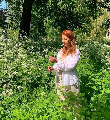 Corinne Duverger entourée de grandes orties.