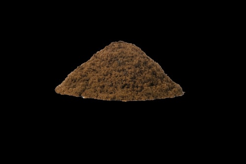 Pile de sucre de canne non raffiné Dark Muscovado de la marque La Route du Sucre. Type de sucre humide, fluide, marron, riche en mélasse naturelle, texture collante au parfum riche et spécial