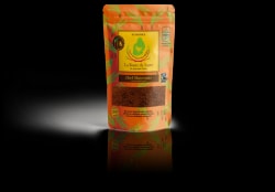 Paquet de sucre de canne non raffiné de 1kg Dark Muscovado de la marque La Route du Sucre. Type de sucre humide, fluide, marron, riche en mélasse naturelle, texture collante au parfum riche et spécial