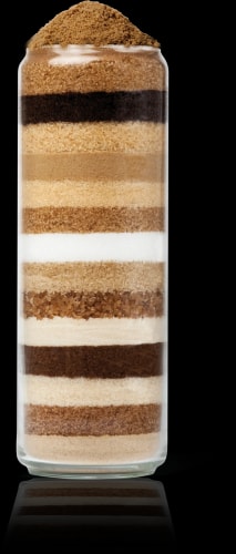 Photo par Pierre-Éric Fabre d'une pile de différents sucres de canne proposés par La Route du Sucre