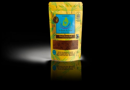 Paquet de sucre de canne non raffiné de 1kg Dark Brown Soft de la marque La Route du Sucre. Type de sucre humide, doux et moelleux avec de fins cristaux brun foncés au goût caramélisé