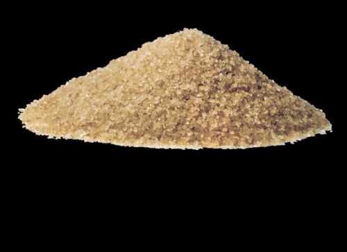 Pile de sucre de canne non raffiné Fine Demerara de la marque La Route du Sucre. Type de sucre coulant, au goût naturel de mélasse de canne