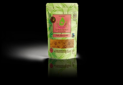 Paquet de sucre de canne non raffiné de 1kg Light Muscovado de la marque La Route du Sucre. Type de sucre humide, sablé, doux, aux grains fins et aux cristaux marrons clairs