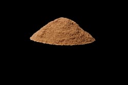 Pile de sucre de canne non raffiné Light Muscovado de la marque La Route du Sucre. Type de sucre humide, sablé, doux, aux grains fins et aux cristaux marrons clairs