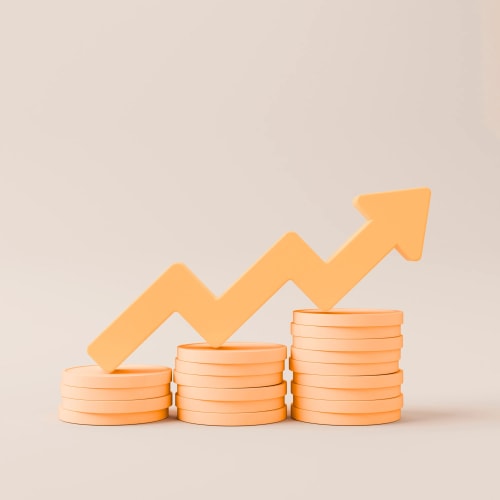 Un graphique de croissance en forme de flèche orange sur des pièces empilées, symbolisant l'augmentation des profits ou des économies.