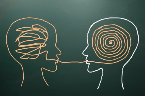 Deux silhouettes humaines, l'une avec des lignes en désordre représentant le cerveau, l'autre avec un motif en spirale, se faisant face et partageant une ligne orange entre leurs bouches.