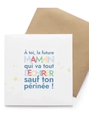 Carte de vœux blanche avec une enveloppe kraft, portant l'inscription humoristique : À toi, la future MAMAN qui va tout DÉCHIRER sauf ton périnée ! avec quelques étoiles décoratives.