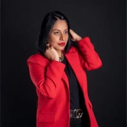 Portrait photo de Brenda Espinosa portant un blazer rouge