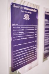 Affiche pour un séminaire intitulé « Séminaire Plénitude d'Affaires Services du Spa » avec un programme détaillé pour lundi 15 mai, listant diverses activités et pauses tout au long de la journée sur fond violet.