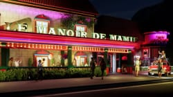 Façade lumineuse du restaurant Le Manoir de Mamie avec des groupes de personnes devant et des ballons colorés, scène de nuit animée avec une voiture rouge garée et des passants.