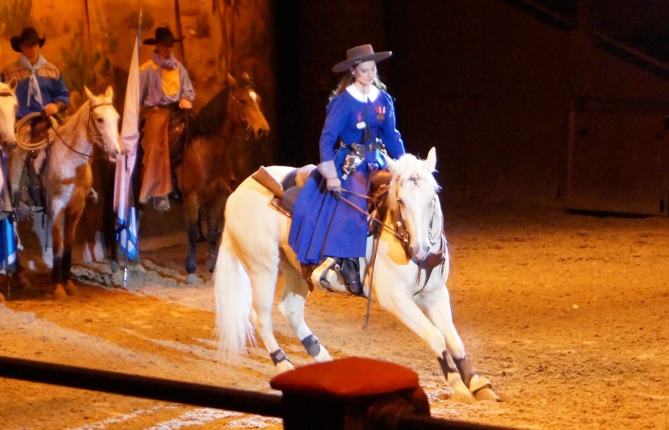 Jouer Annie Oakley, un personnage historique, dans un spectacle immersif