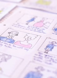 Feuilles de papier avec des croquis dessinés à la main, représentant des personnages et des scènes, accompagnés de notes manuscrites en bleu.