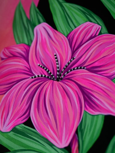 Gros plan artistique sur une fleur rose vif aux pétales texturés, entourée de feuilles vertes sur un fond noir, avec des pistils rayés noir et blanc bien visibles au centre.