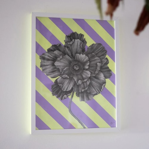 Collage coloré sur fond noir représentant une grande fleur stylisée, des feuilles et le mot AMOUR écrit en lettres vertes. Style artistique abstrait et découpé.