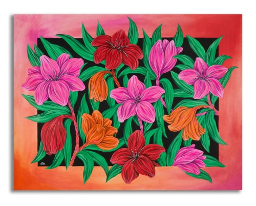 Une peinture aux couleurs vives représentant des fleurs tropicales roses, rouges et orange contrastant avec un feuillage vert sur un fond noir.
